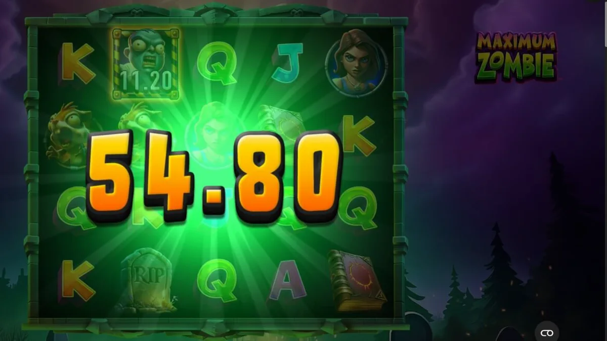 Pemandangan kota apokaliptik dalam slot Maximum Zombie dengan karakter Zed yang bersiap menghadapi zombi.